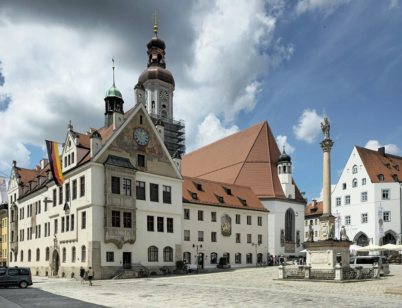 Freisinger Innenstadt am Marienplatz mit Rathaus, Mariensäule und St. Georg