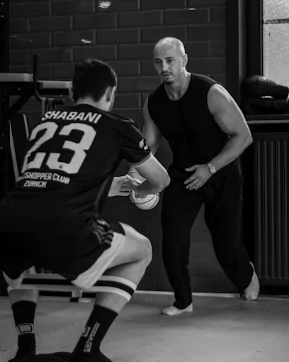 Nabil begleitet einen Kunden beim Training