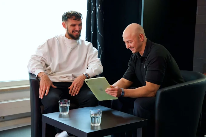 Nabil bespricht mit einem Kunden dessen Ziele im Studio