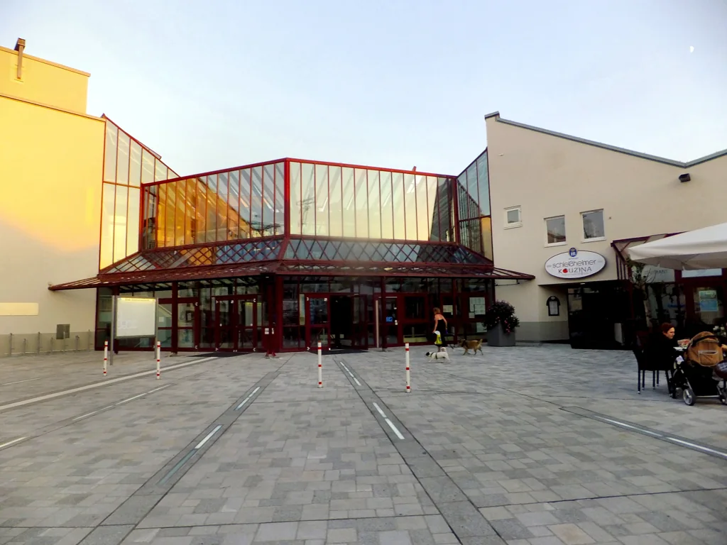 Haupteingang des Rathauses Unterschleißheim am Rathausplatz, Aufnahme von 2015