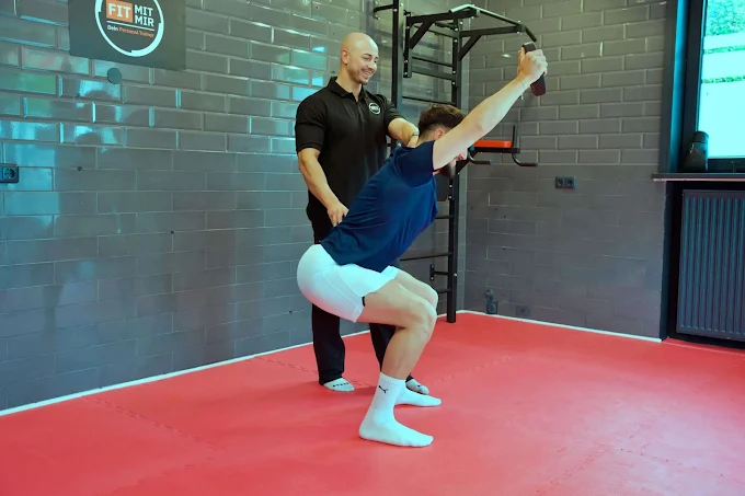 Nabil begleitet einen Kunden beim Training im eigenen Studio